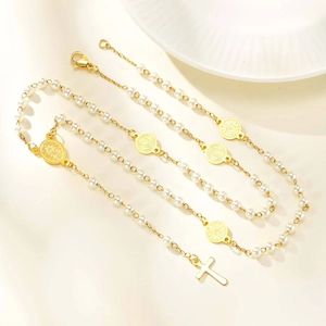 Collana a Y dorata con perle sintetiche bianche e ciondolo a croce religiosa