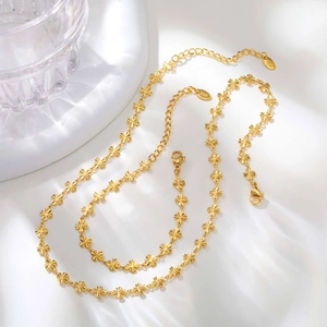 Elegante Set di Gioielli in Acciaio Inossidabile con Trifoglio per Donna Collana e Bracciale Placcati Oro con Trama Spazzolata Radiosa