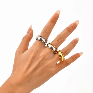 Anillos minimalistas de acero inoxidable dorado y plateado con cuentas en un set