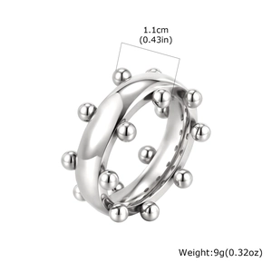 Vue détaillée d'une bague géométrique en argent avec billes en acier et dimensions 1,1cm