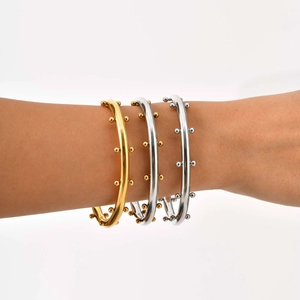 Brazaletes de acero inoxidable con cuentas geométricas en acabados dorado y plateado
