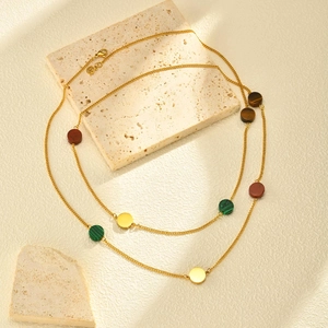 Long collier sautoir doré orné de pendentifs en malachite verte et œil de tigre