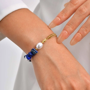 Bracelet femme en acier inoxydable doré avec lapis-lazuli et perle baroque au poignet