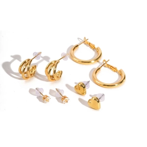 Detailansicht von vierteiligem goldenem Ohrring-Set mit Herzen, Creolen und Zirkonia