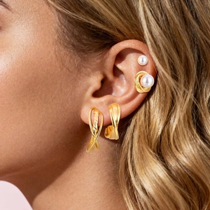 Goldenes Herz Zirkonia Ohrring Set mit Vintage Kunstperlen am Ohr