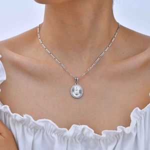 Collier médaille Vierge Marie en argent avec zircons et chaîne Figaro pour femmes