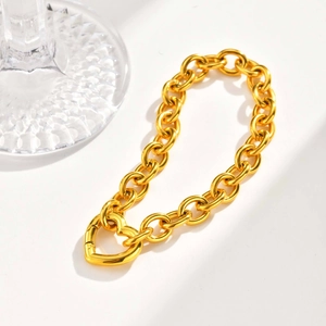 Detail einer hochglanzpolierten Goldkette mit großem Herz-Federverschluss für Damen