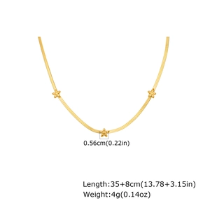 Détail du collier chaîne dorée avec pendentifs fleurs de 0,56cm et longueur de 35cm