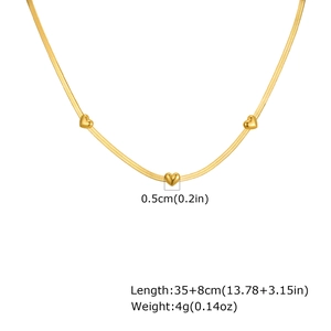 Détail d'un collier à chevrons doré de 35+8cm avec trois pendentifs en forme de cœur