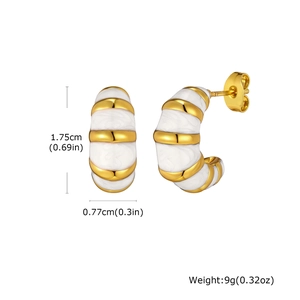 Détail des boucles d'oreilles créoles dorées en C avec rayures blanches et mesures