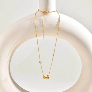 Collier en acier doré à anneaux entrelacés géométriques et pendentif en zircone