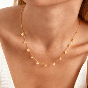 Collana dorata in acciaio inossidabile per donna con eleganti ciondoli a cuore lucidi a nappa
