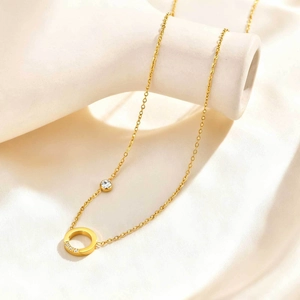 Collier élégant en acier doré avec pendentif anneau rond et détail en zircone