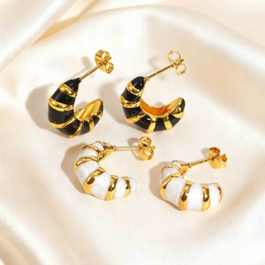 Boucles d'oreilles créoles C dorées vintage avec détails émail noir et blanc