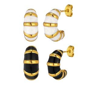 Boucles d'oreilles dorées en forme de C avec émail rayé blanc et noir pour femme