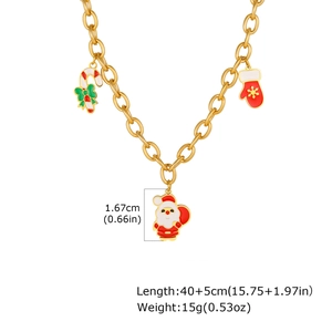Detailansicht der goldenen Weihnachtskette mit Weihnachtsmann- und Emaille-Anhängern