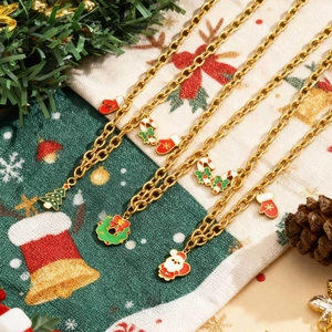Detail der Weihnachts-Halskettenset mit Anhängern von Weihnachtsmann und Tannenbaum