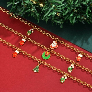 Goldene Weihnachtskette mit bunten Emaille-Anhängern wie Tannenbaum und Zuckerstangen