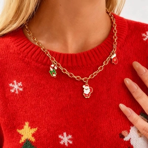 Detail der Weihnachtskette mit Weihnachtsmann, Zuckerstange und Handschuh-Anhängern