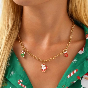 Detailansicht der goldenen Weihnachtskette mit Weihnachtsmann-, Zuckerstangen- und Handschuh-Anhängern