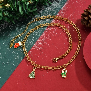 Details von 18K Gold-Weihnachtsanhängern mit Emaille-Baum, Handschuh und Zuckerstange