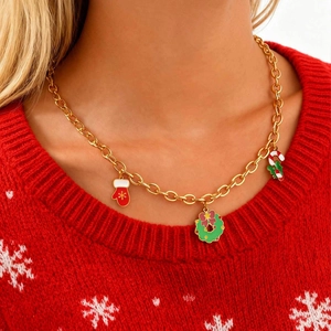 Detail der Weihnachtskette mit Emaille-Handschuh, Kranz und Zuckerstangen-Anhängern