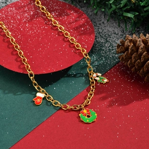 Detail der Weihnachtskette mit festlichen Emaille-Anhängern in Handschuh- und Kranzform