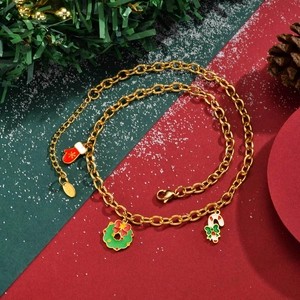 Makroaufnahme der Weihnachtskette mit Emaille-Anhängern und K18-Metallelement