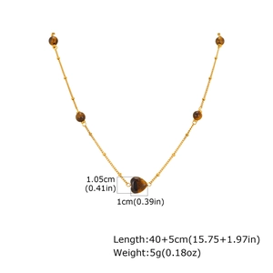 Vue détaillée du collier pendentif œil de tigre en cœur avec chaîne dorée de 40+5cm