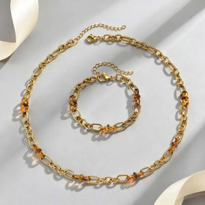 Detailaufnahme von 18K vergoldeter Halskette und Armband mit Bernstein-Harzperlen aus Edelstahl