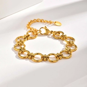 Detail of 18K gold-plated stainless steel chain bracelet with lobster clasp and round tag