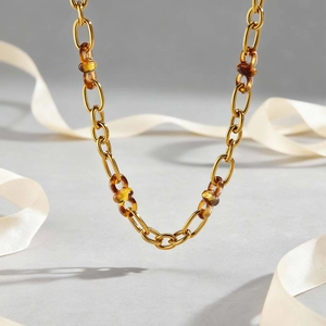 Elegante 18K vergoldete Edelstahl-Gliederkette mit bernsteinfarbenen Harz-Elementen