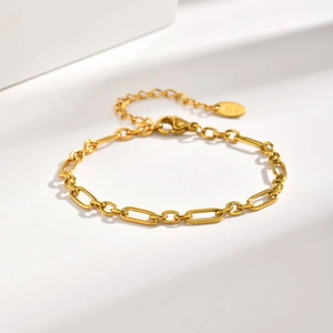 Detail of 18K gold-plated stainless steel chain bracelet with lobster clasp and extension