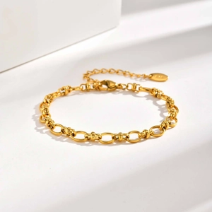 Detailed view of an 18K gold-plated oval link chain bracelet with adjustable lobster clasp