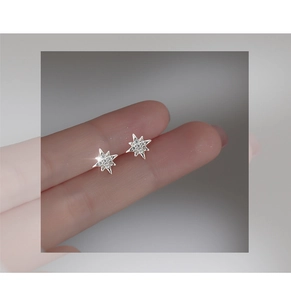Dettaglio degli orecchini a esagramma color argento con micro-pavé di zirconi lucidi