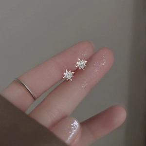 Orecchini a perno a stella a otto punte in argento con micro-pavé di cristalli lucenti