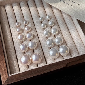 Elegantes pendientes de perlas en blanco y lavanda con cinco tamaños de perlas