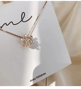Dettaglio collana con pendente a fiocco di neve in argento 925 oro rosa e piccoli zirconi