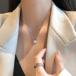 Elegante collana rotante a fiocco di neve in argento con brillanti zirconi cubici