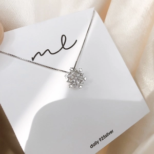 Collana con ciondolo a fiocco di neve rotante placcata in argento S925 con zirconi
