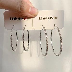 Schicke silberne Creolen mit schimmernden Zirkonia in zwei Größen für einen Look