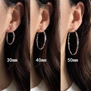 Pendientes de aro plateados pulidos en tamaños de 30mm, 40mm y 50mm para mujer