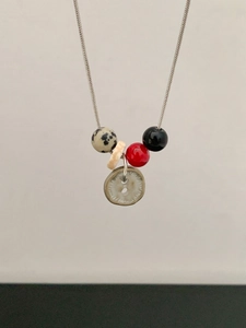 Macro-opname van een kralenketting met slangenschakelketting en gespikkeld element
