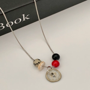 Retro slangenketting met knophanger en gedessineerde kralen voor een vintage uitstraling