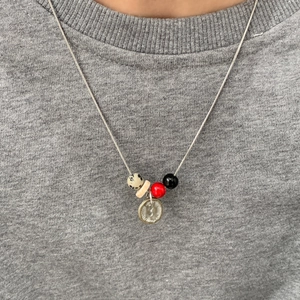 Minimalistische slangenketting met knoophanger en dalmatiërsteen kralen voor dames