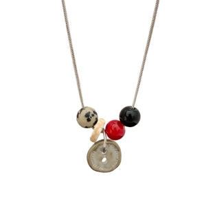 Ins-stijl kralenketting met gevlekte steen en slangenketting op witte achtergrond