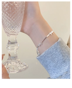 Bracciale a catena serpente con fiocco argento indossato da modella regolabile
