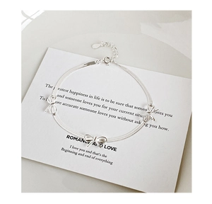 Dettaglio del bracciale a catena serpente con fiocchi argento e chiusura a moschettone