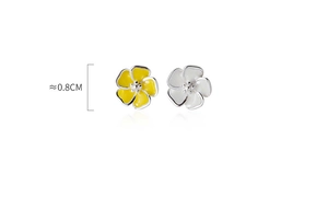 Detail of 0.8cm S925 silver flower stud earrings in yellow and white petals