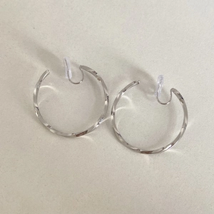 Pendientes de aro retorcidos plateados con clips de silicona para orejas sin perforar